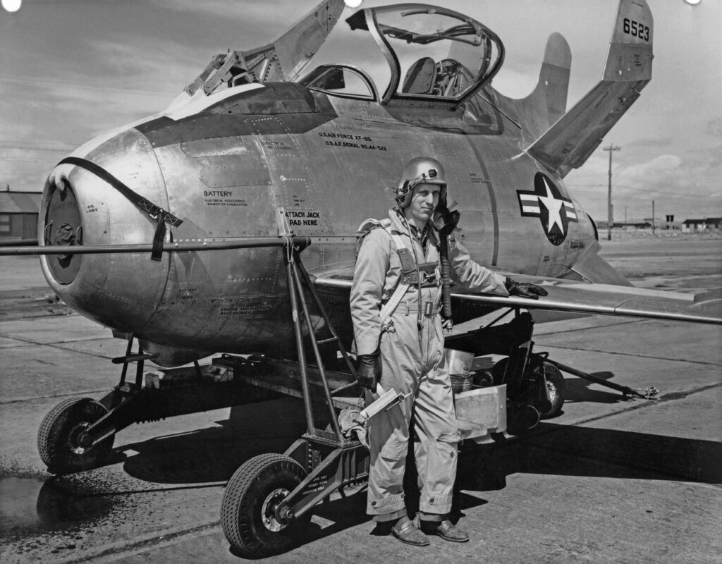 Zkušební pilot Edwin Foresman Schoch stojí u stíhačky XF-85 Goblin.