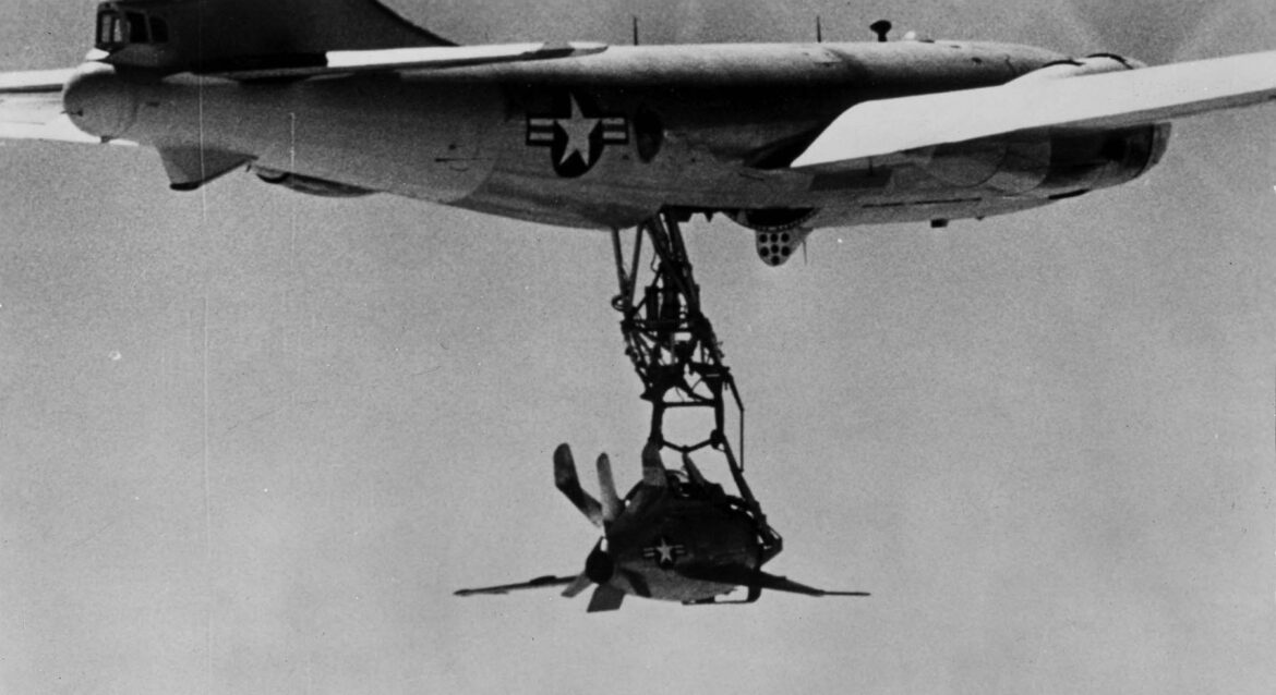 Stíhačka McDonnell XF-85 Goblin zavěšená pod bombardérem EB-29B.