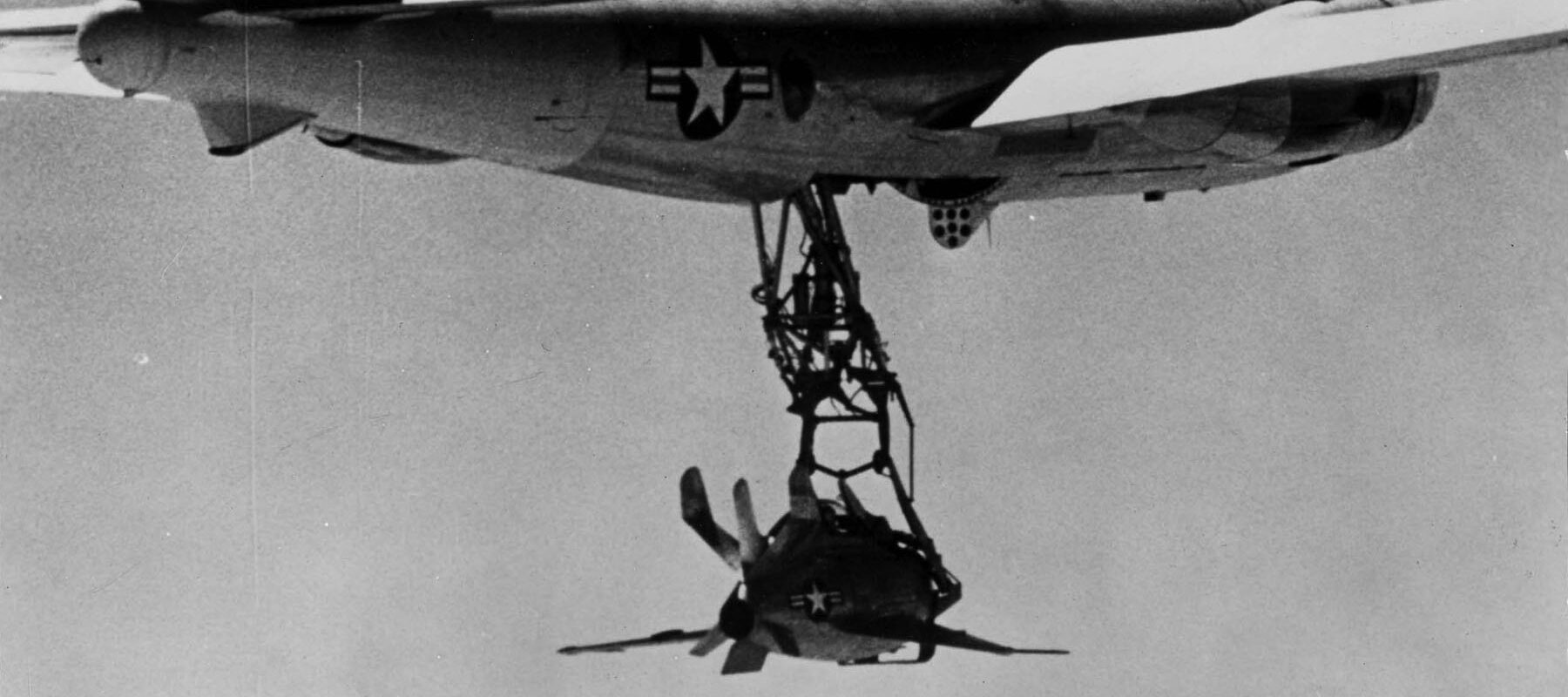 Stíhačka McDonnell XF-85 Goblin zavěšená pod bombardérem EB-29B.