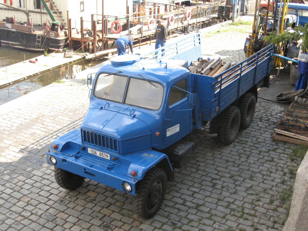 Vojenská Praga V3S se skříňovou nástavbou radiostanice R-140 v muzejním areálu.