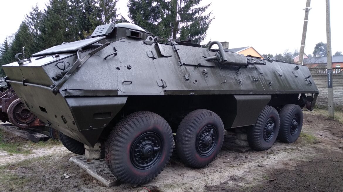 Obrněný transportér OT-64 SKOT fotografovaný zepředu a z levého boku