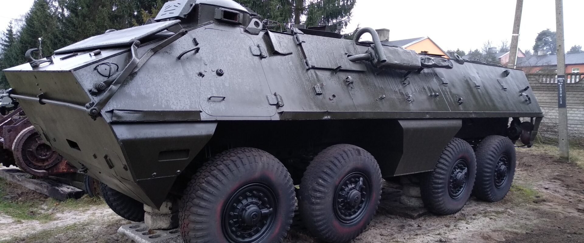 Obrněný transportér OT-64 SKOT fotografovaný zepředu a z levého boku