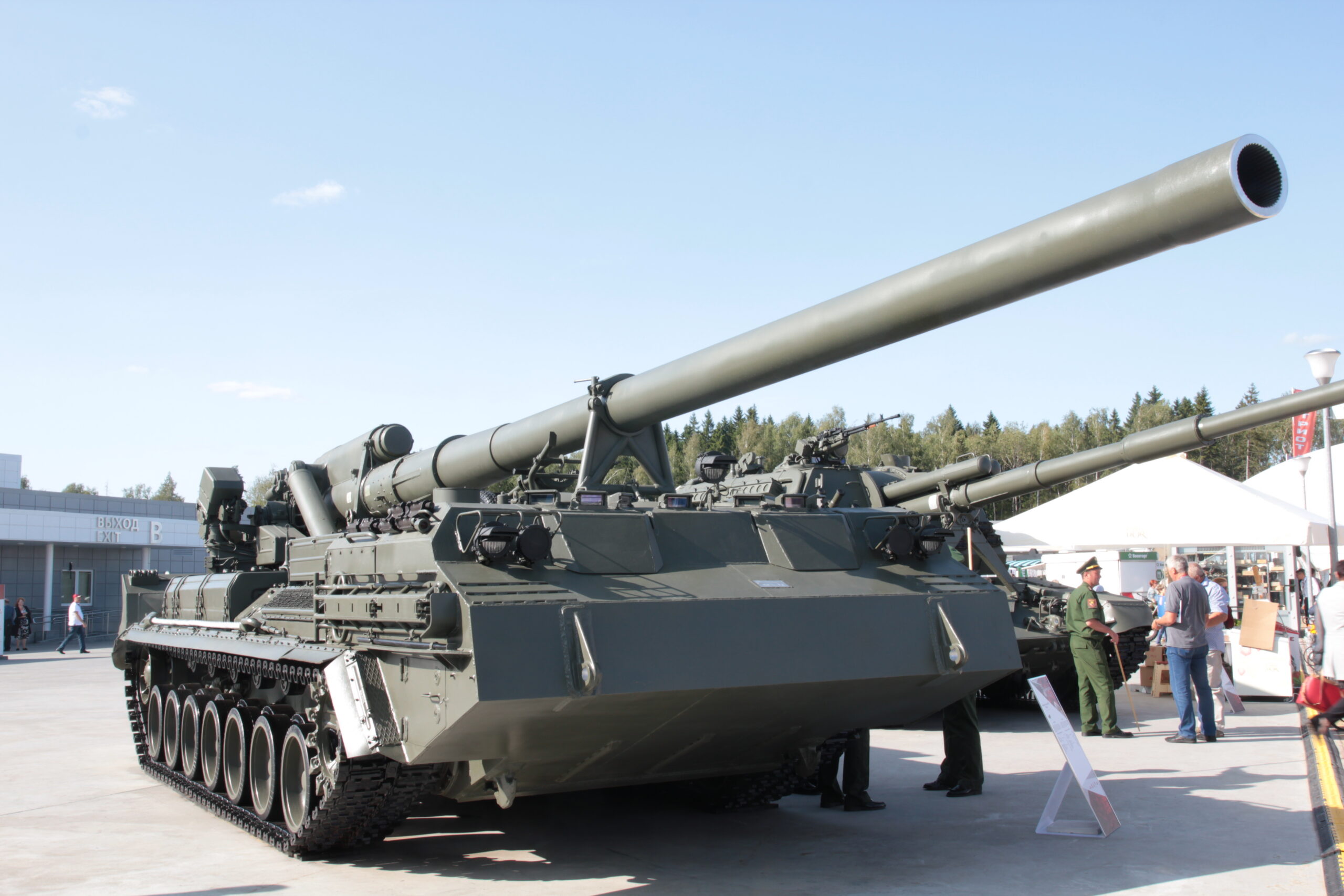 Pohled na záď těžkého dělostřeleckého systému 2S7M Malka s hydraulickým rydlem
