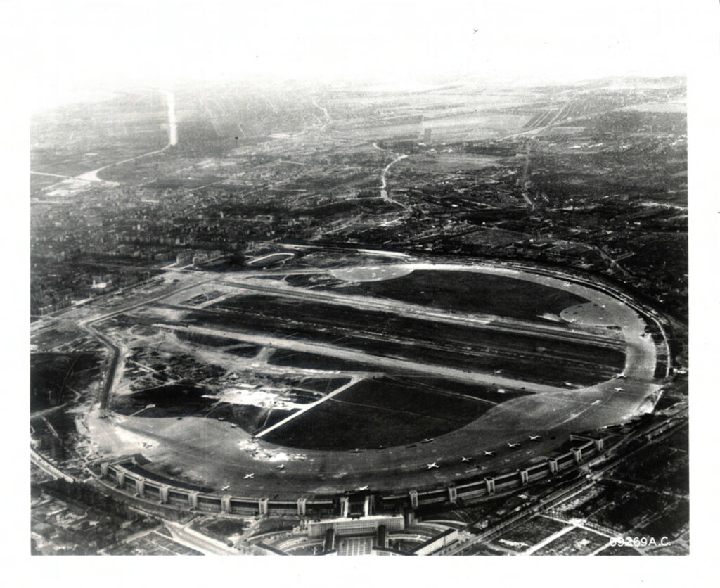 Letecký pohled na letiště Tempelhof během blokády Berlína