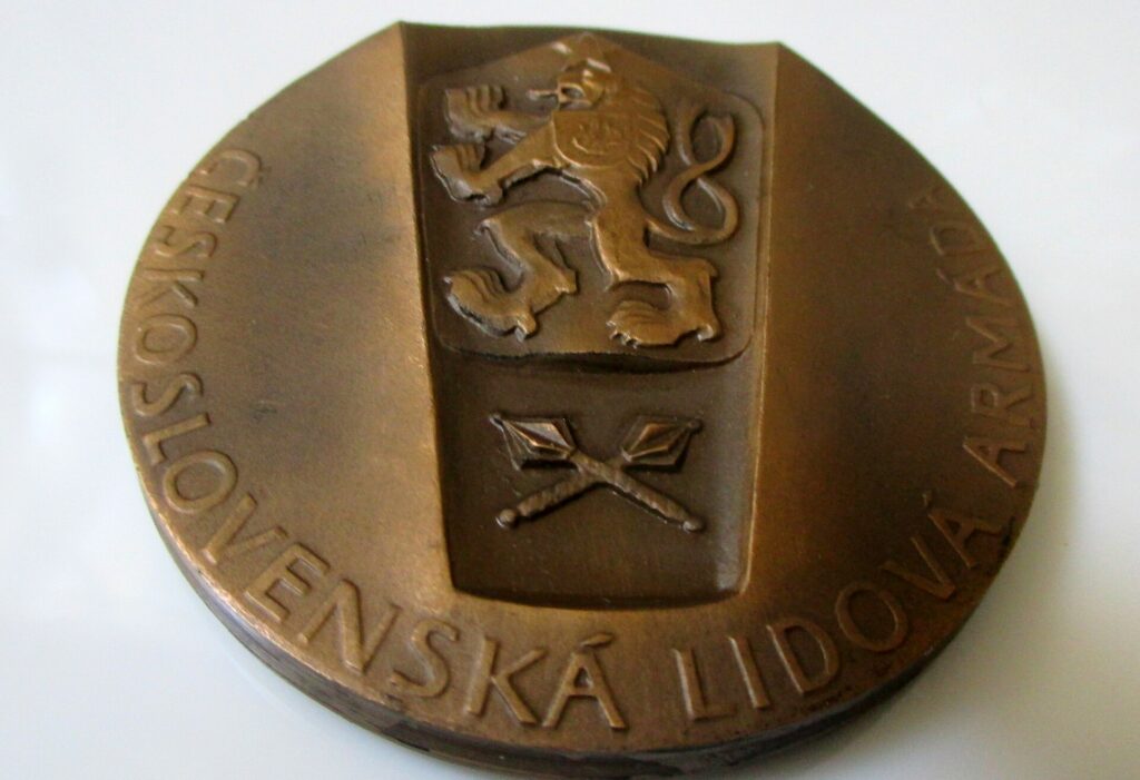 Bronzová medaile s označením Československé lidové armády.