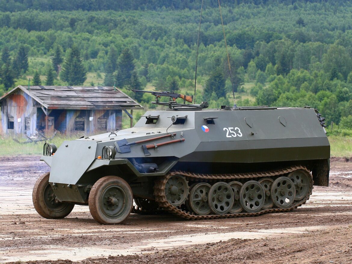 Obrněný transportér OT-810 s číslem 253 při jízdě na akci BAHNA 2018.