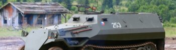 Obrněný transportér OT-810 s číslem 253 při jízdě na akci BAHNA 2018.