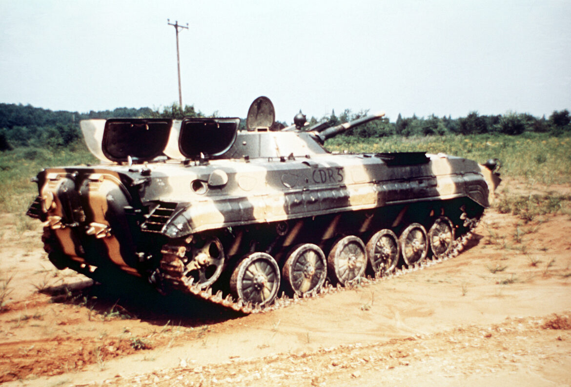 ásové bojové vozidlo pěchoty BMP-1 zachycené z boku.