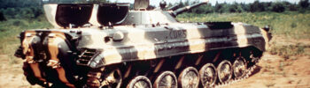 ásové bojové vozidlo pěchoty BMP-1 zachycené z boku.