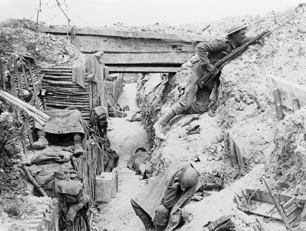Britští vojáci s ocelovými přilbami v hlubokém zákopu na Sommě v roce 1916.