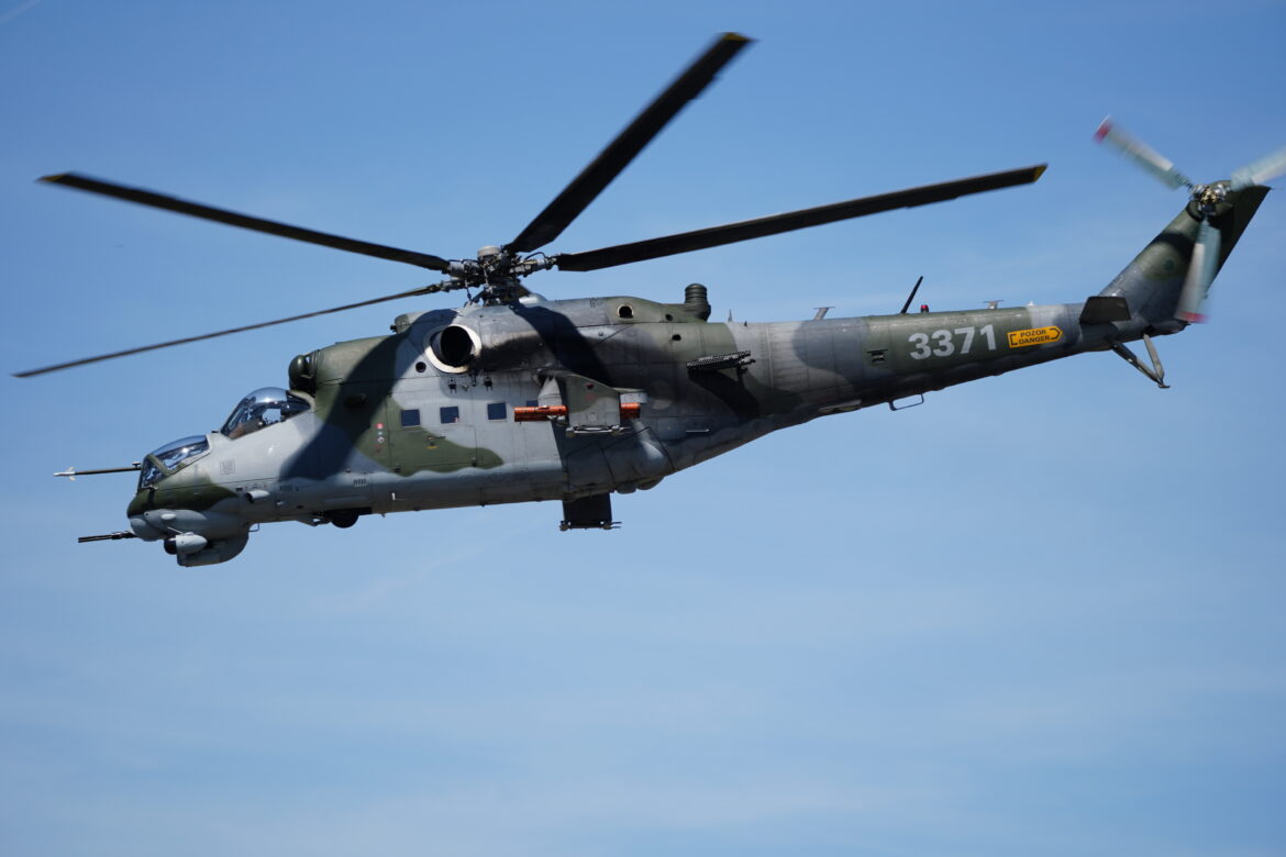 Český vojenský vrtulník Mi-24V/35 Hind za letu.