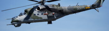Český vojenský vrtulník Mi-24V/35 Hind za letu.