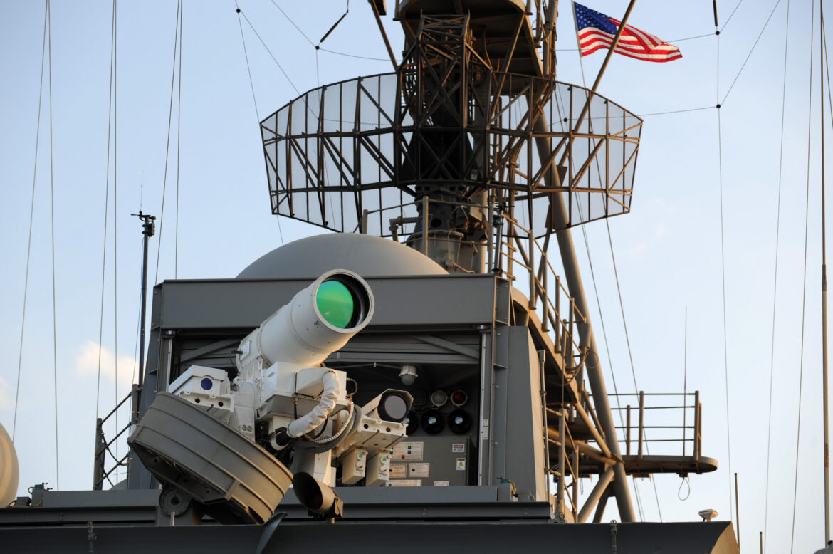 Bílá optická hlavice laserového systému LaWS před nástavbou USS Ponce.