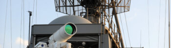 Bílá optická hlavice laserového systému LaWS před nástavbou USS Ponce.