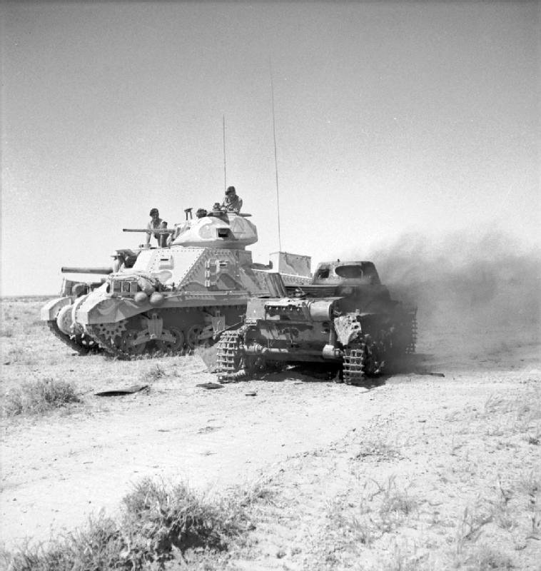 Britský tank M3 Grant vedle vyřazeného německého tanku Panzer I