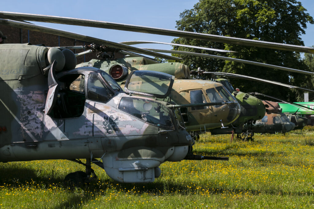 Vrtulníky Mi-24 Hind a Mi-8 Hip vystavené v leteckém muzeu ve Kbelích.