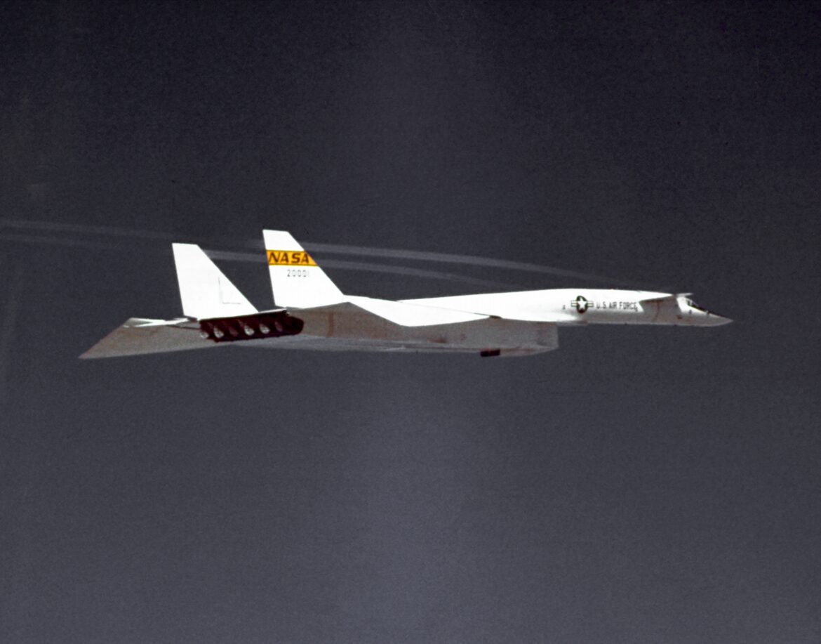 Bombardér XB-70 Valkyrie za letu se sklopenými konci delta křídla