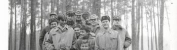 Skupina branců Československé lidové armády v lese v polovině 80. let. Kredit: