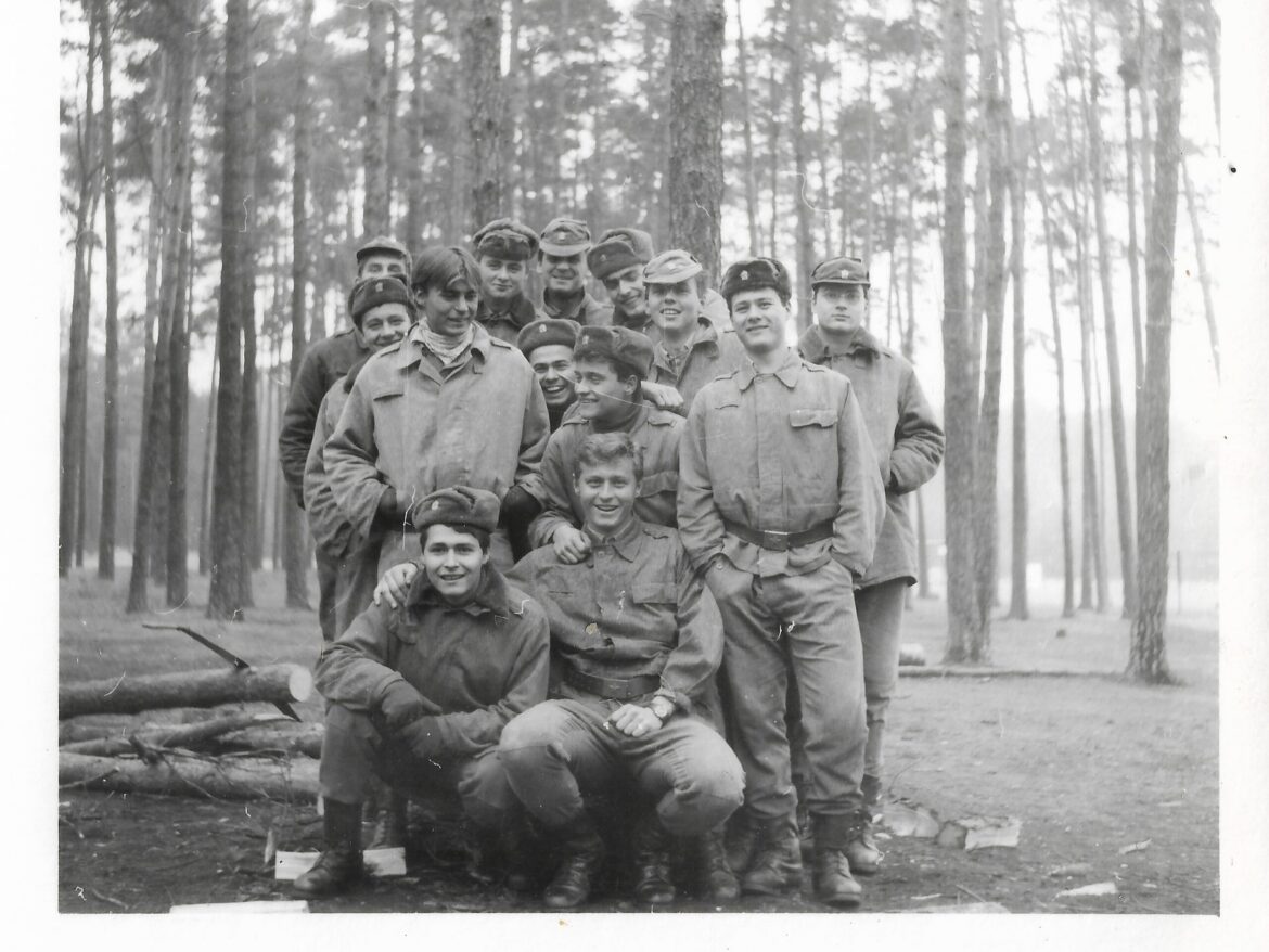 Skupina branců Československé lidové armády v lese v polovině 80. let. Kredit: