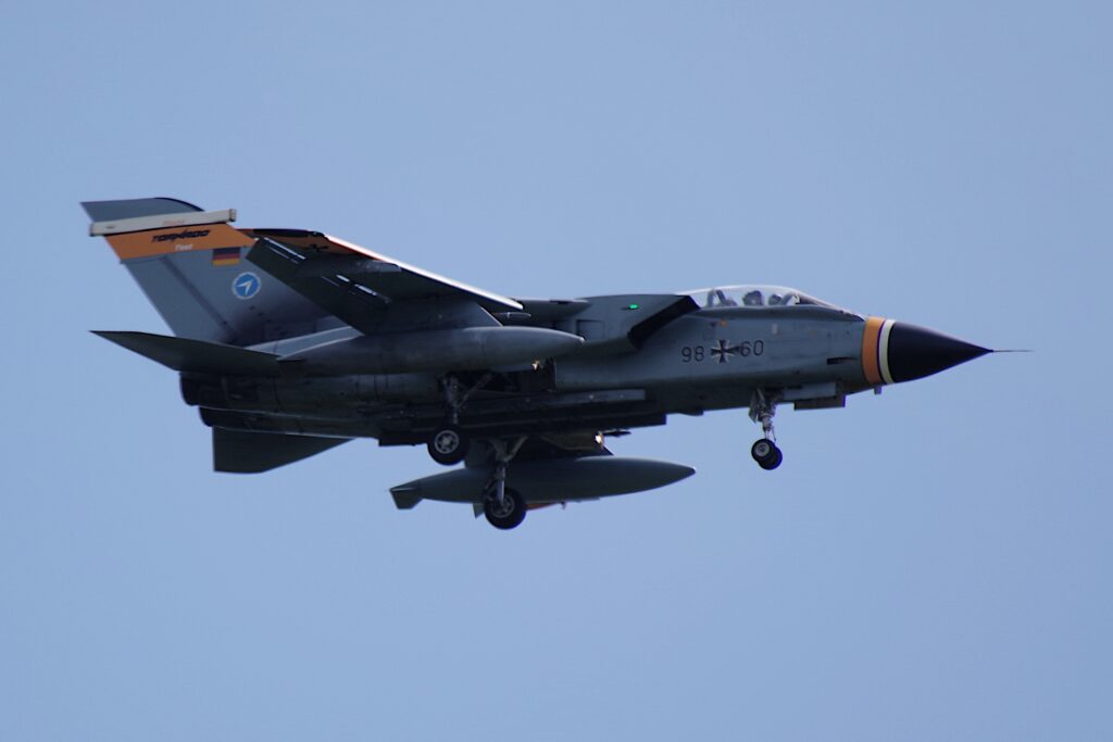Německý Panavia Tornado IDS při přistání s křídly v přednější poloze.