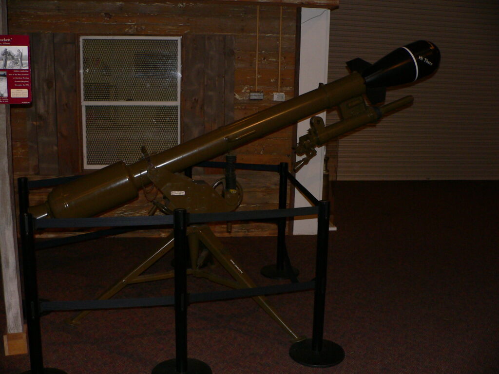 Detail systému M29 Davy Crockett na trojnožce v muzeu.