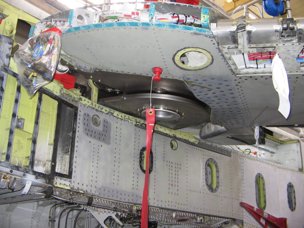 Detail otočného uložení levého křídla Panavia Tornado při údržbě.