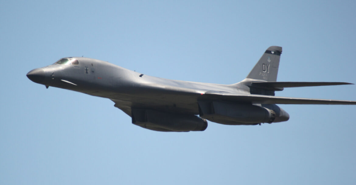 B-1B Lancer při rychlém průletu se silně zataženými křídly.