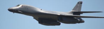 B-1B Lancer při rychlém průletu se silně zataženými křídly.