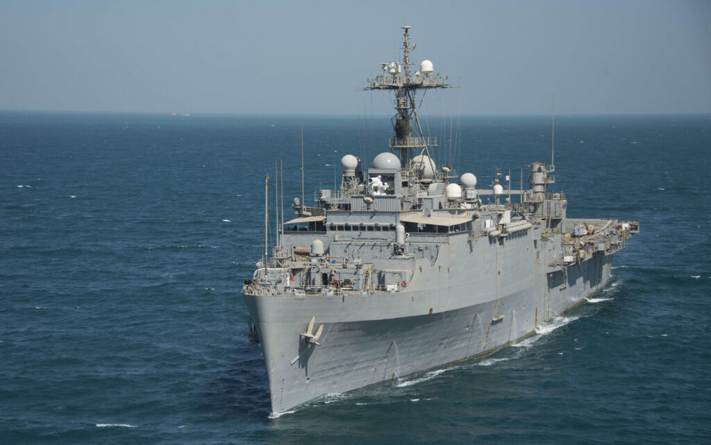 USS Ponce při plavbě na moři se systémem LaWS na přední nástavbě.