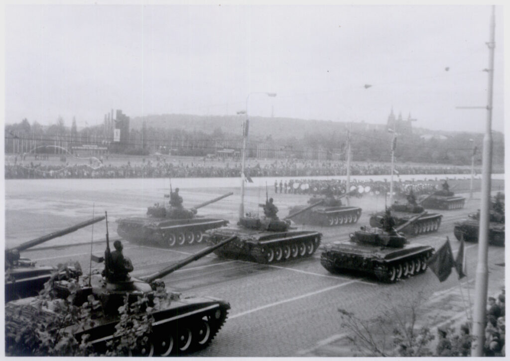 Vojenská přehlídka Československé lidové armády v Praze v roce 1985.