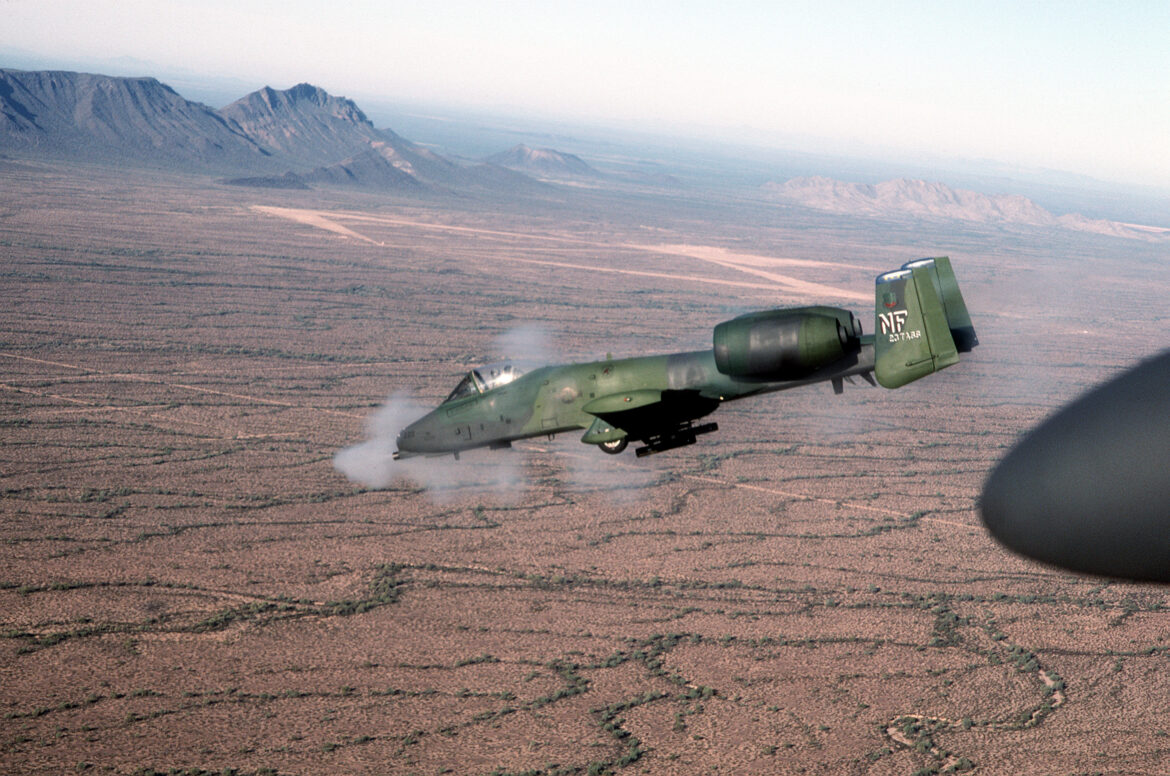 Bitevní letoun A-10 Thunderbolt II pálící ze sedmihlavňového rotačního kanónu za letu