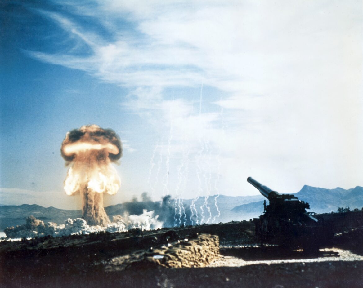Atomové dělo M65 Atomic Annie na nevadské střelnici s jaderným hřibem v pozadí