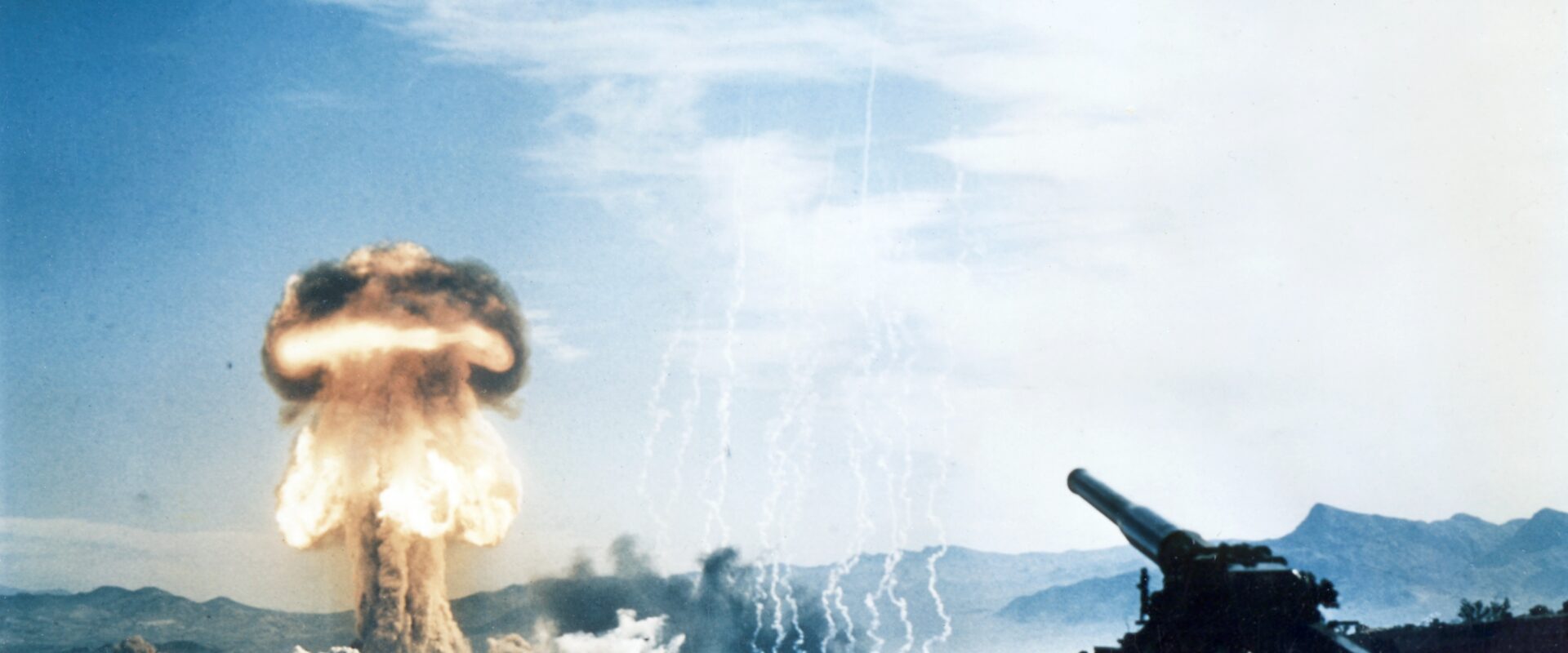 Atomové dělo M65 Atomic Annie na nevadské střelnici s jaderným hřibem v pozadí