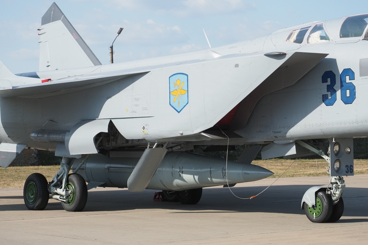Detail aerodynamického těla a ocasních ploch střely Ch-47M2 Kinžal vystavené na stojanu