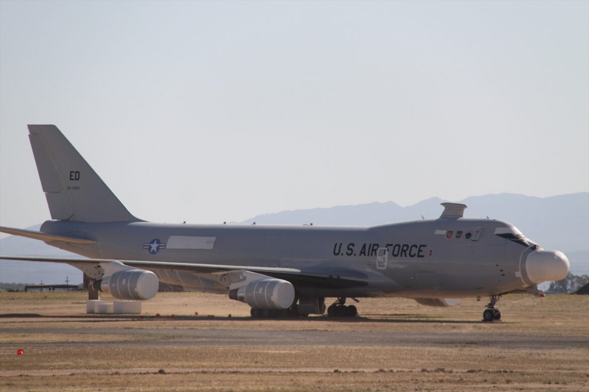 Experimentální laserový letoun Boeing YAL-1 amerického letectva na letištní ploše