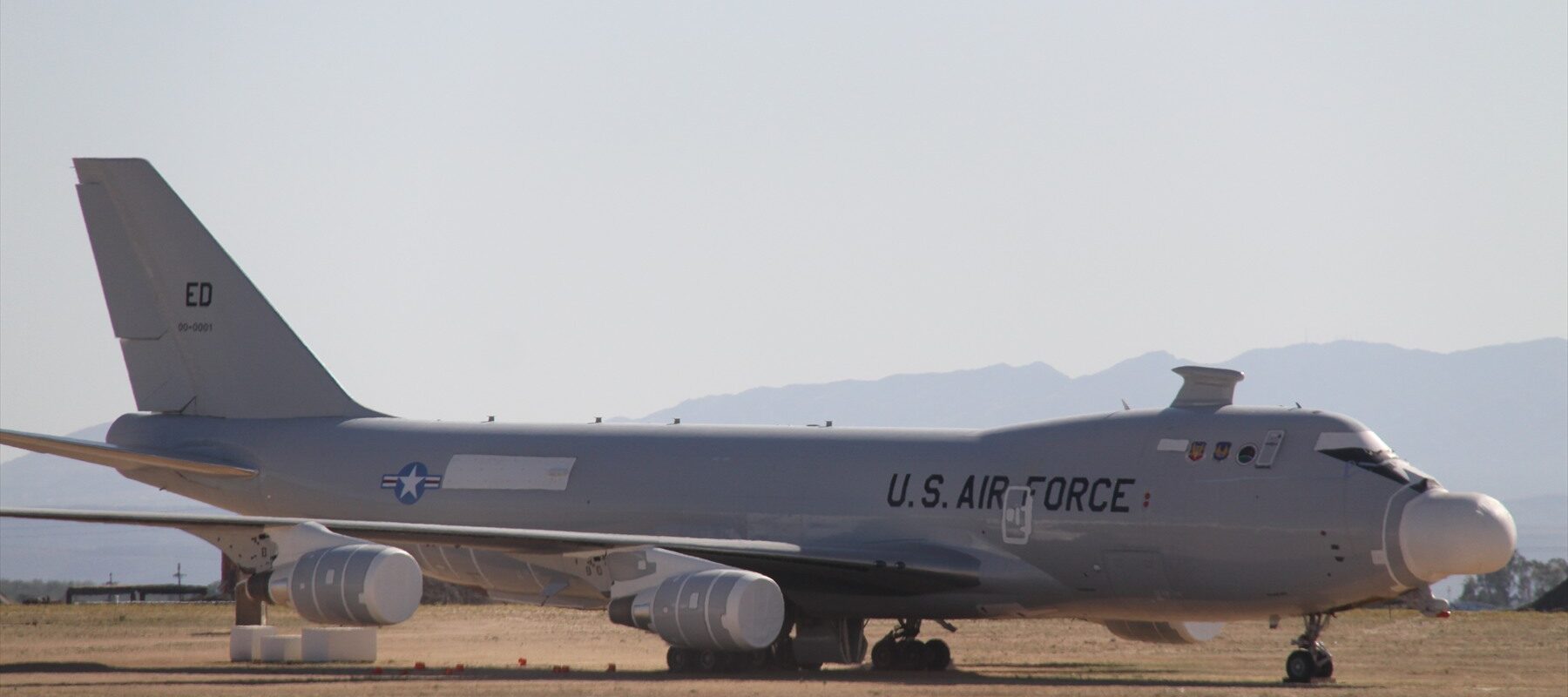 Experimentální laserový letoun Boeing YAL-1 amerického letectva na letištní ploše