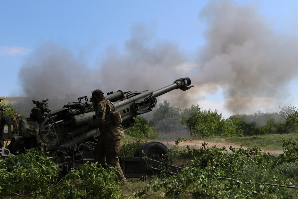 Houfnice M777 s obsluhou v terénu