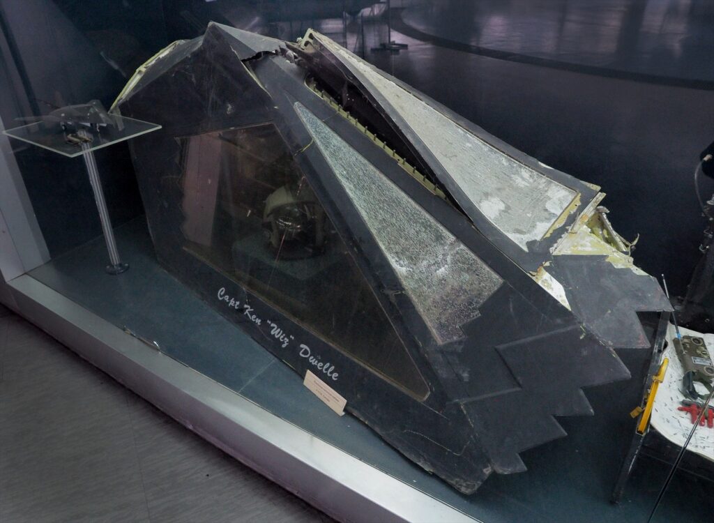 Poškozený překryt pilotní kabiny sestřeleného letounu F-117A vystavený v Muzeu letectví v Bělehradě.