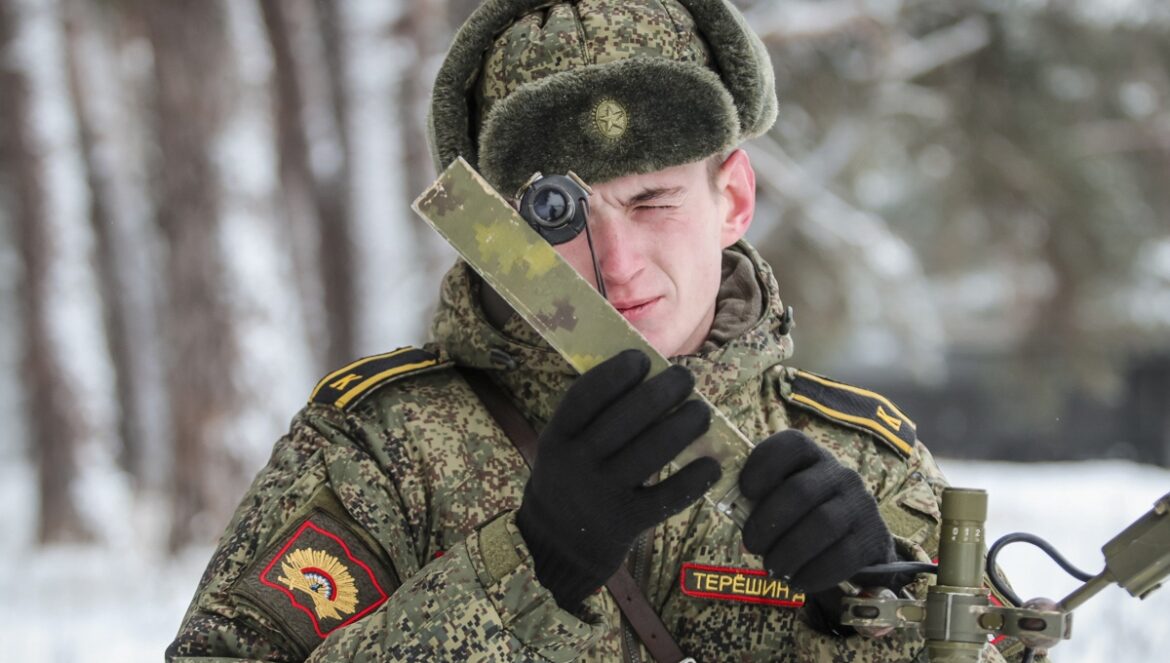 Těžké vícekolové mobilní odpalovací vozidlo raketového komplexu Topol při manévru v zalesněném terénu.