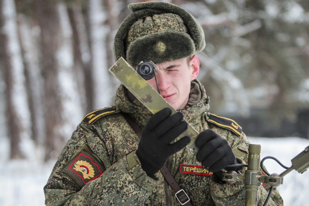 Těžké vícekolové mobilní odpalovací vozidlo raketového komplexu Topol při manévru v zalesněném terénu.