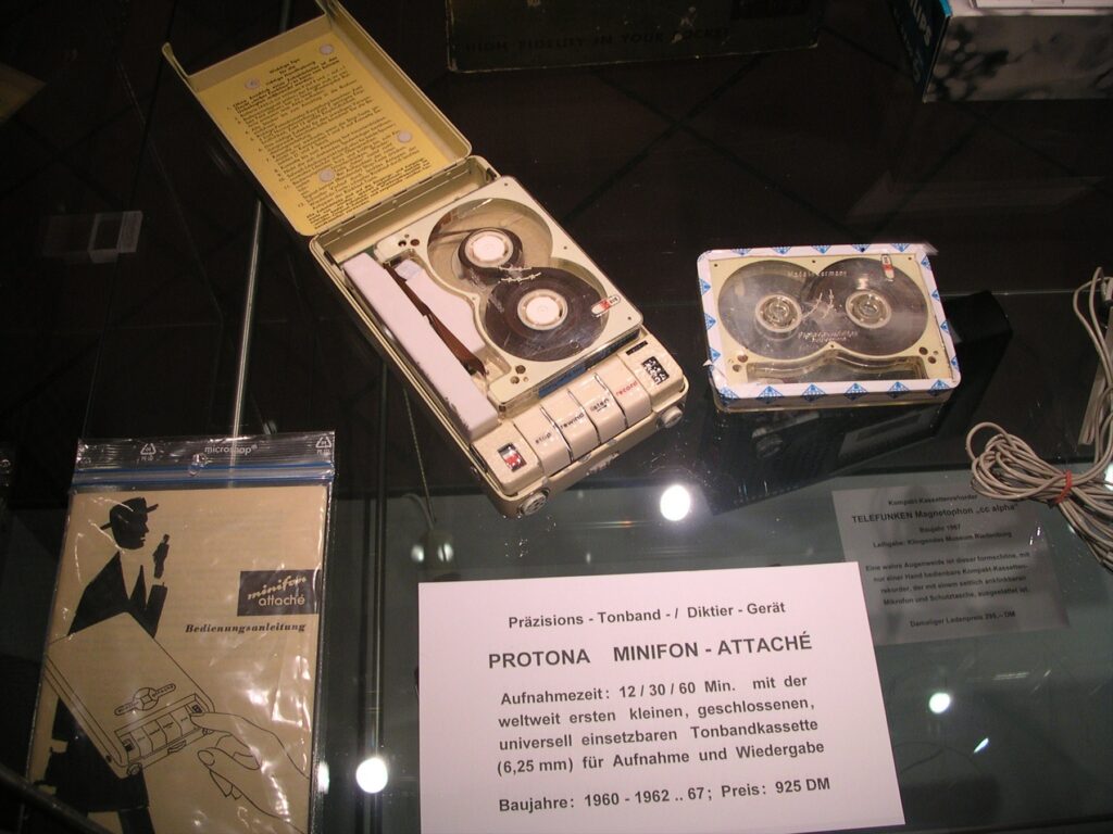 Historický kapesní magnetofon Protona Minifon Attaché z počátku šedesátých let dvacátého století