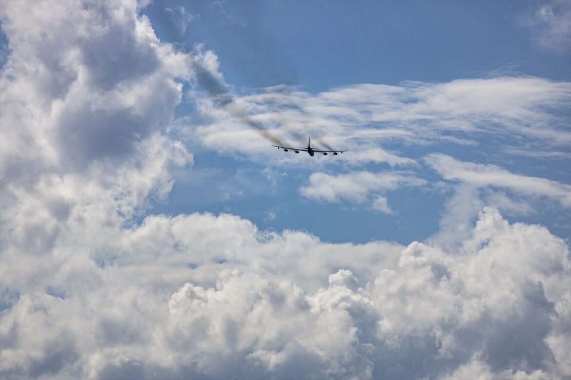 Strategický bombardér B-52 Stratofortress amerického letectva na letištní ploše během letecké přehlídky