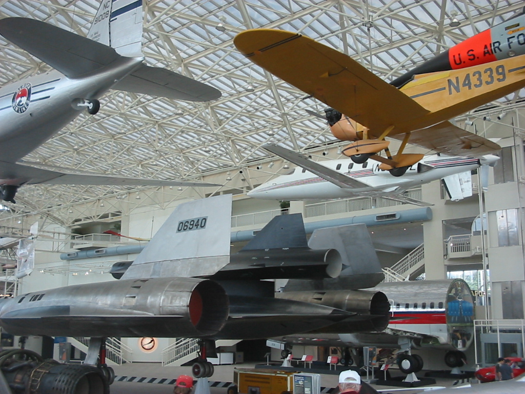 Průzkumný dron Lockheed D-21 upevněný nad trupem mateřského letounu M-21 v Museum of Flight.