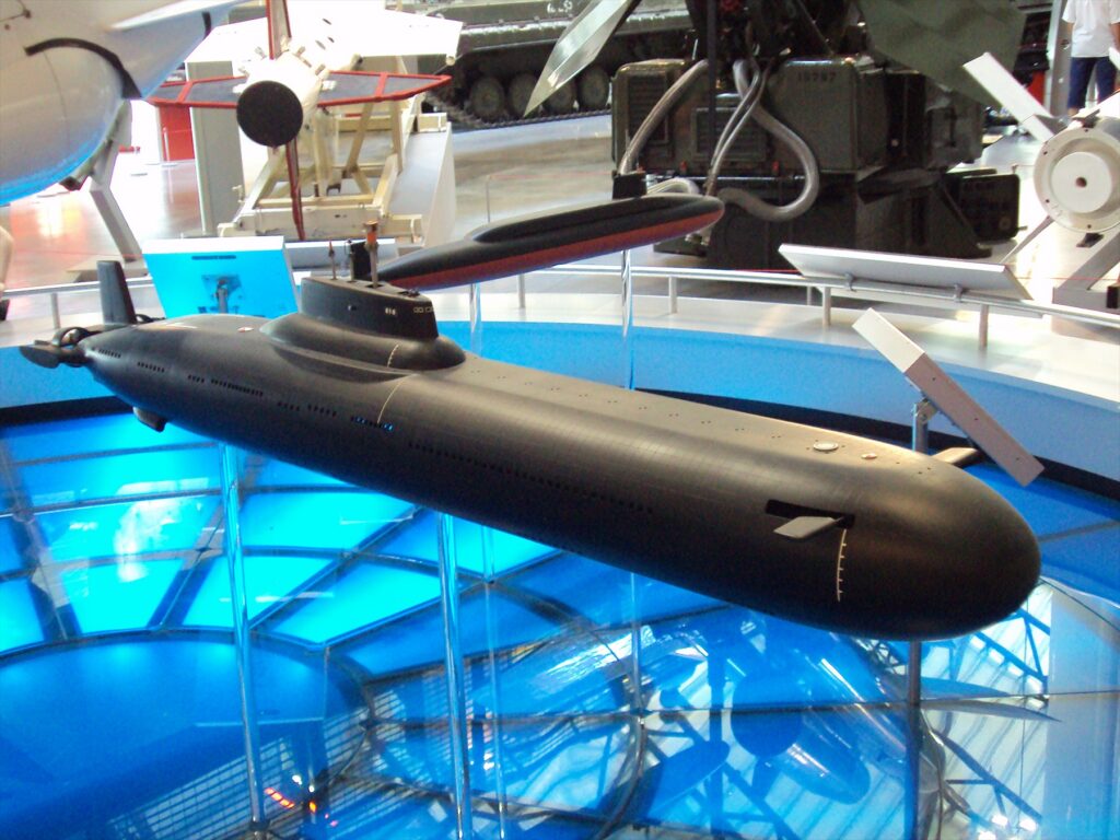 Detailní model trupu sovětské ponorky třídy Typhoon vystavený v leteckém muzeu v Cosfordu.
