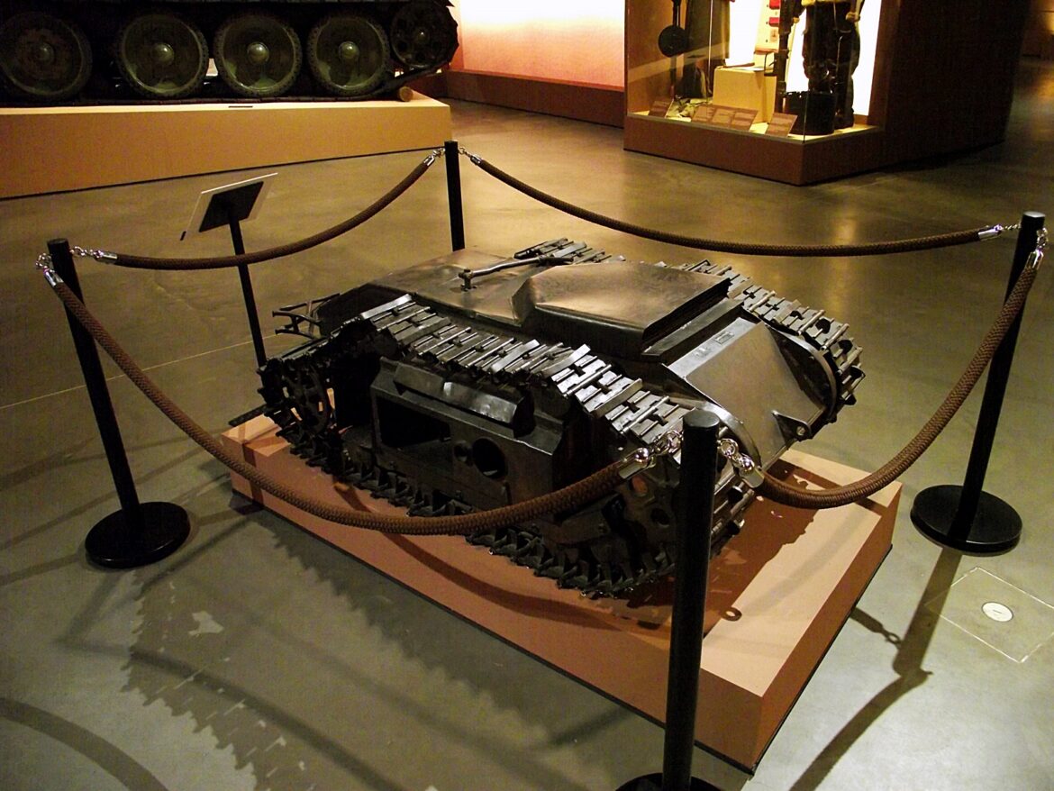 Tmavý Goliath Sd.Kfz. 303 vystavený za provazovou zábranou v Muzeu polské armády ve Varšavě.