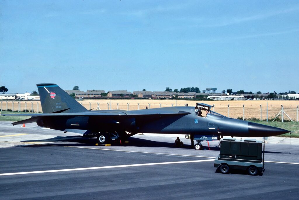 Zaparkovaný bojový letoun F-111 s otevřeným kokpitem