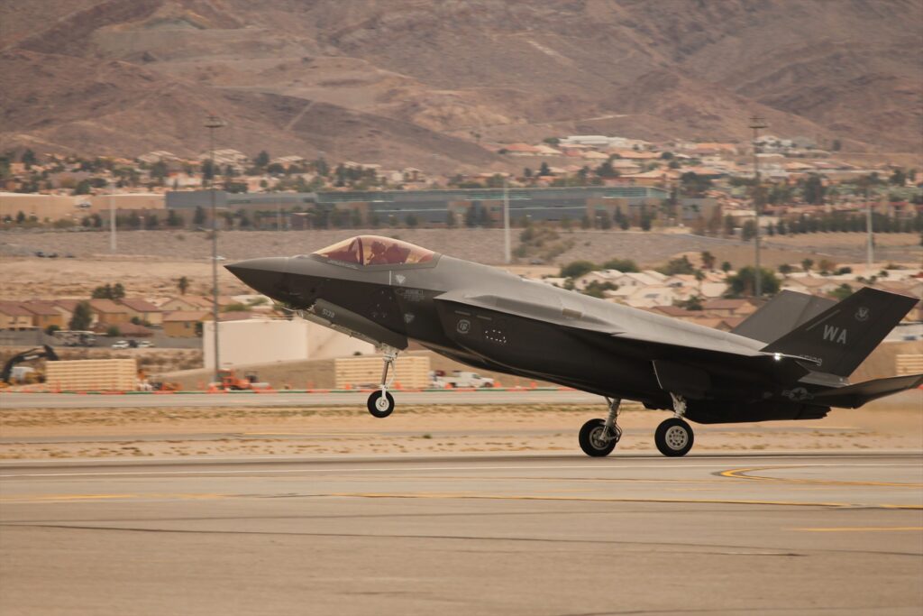 F-35A amerického letectva s vysunutým podvozkem těsně nad dráhou.