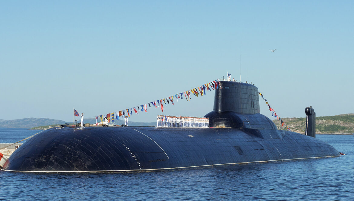Ruská jaderná ponorka TK-208 Dmitrij Donskoj třídy Akula při plavbě na mořské hladině.