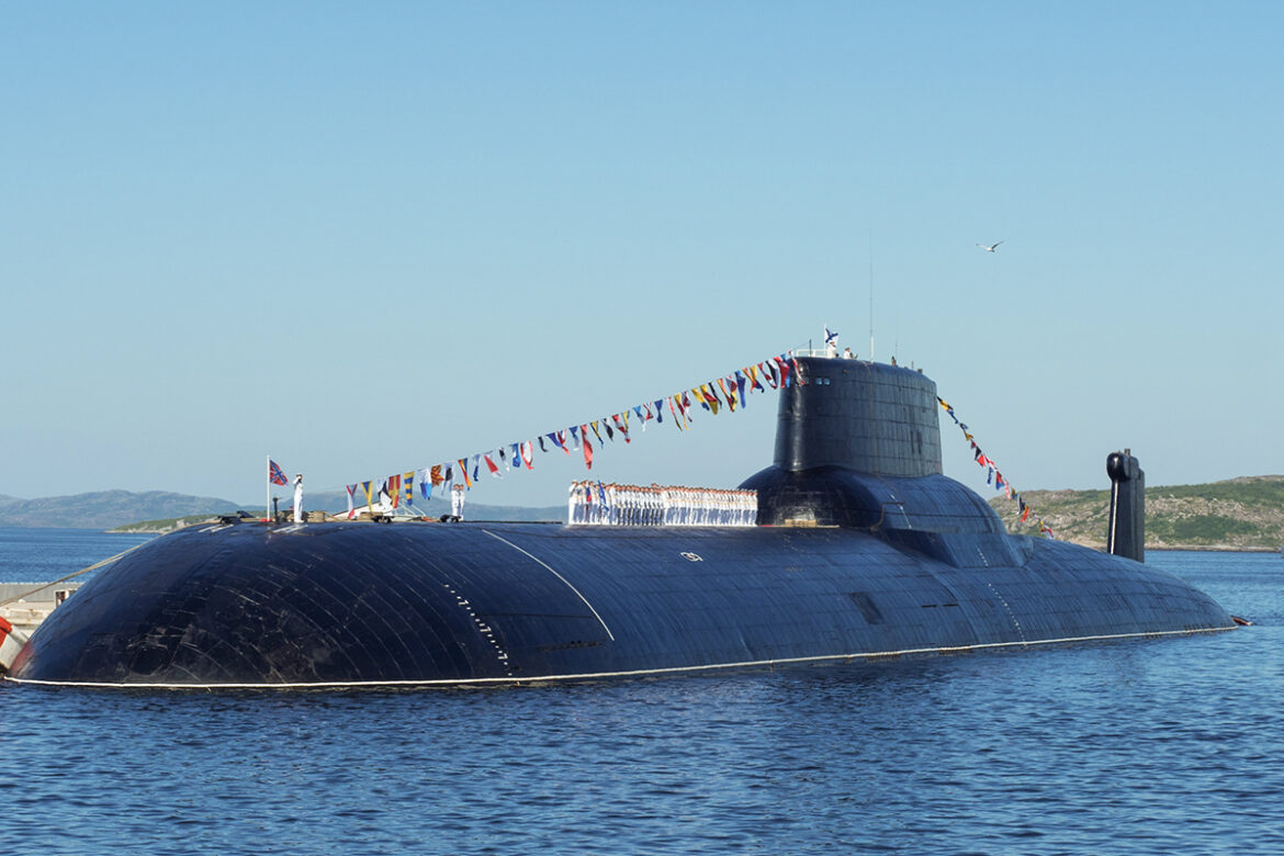 Ruská jaderná ponorka TK-208 Dmitrij Donskoj třídy Akula při plavbě na mořské hladině.