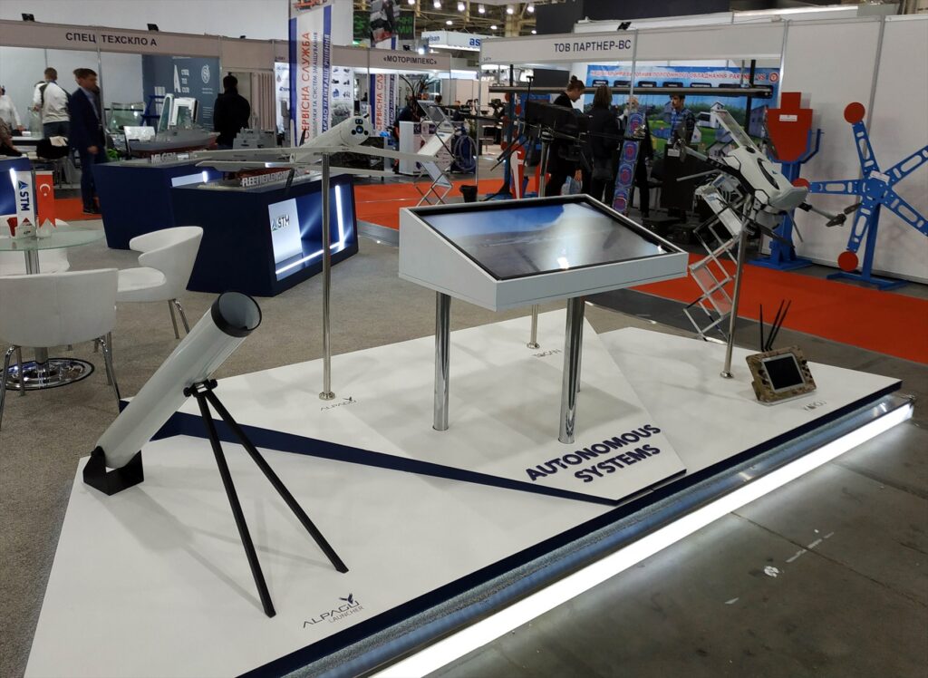 Taktický bezpilotní útočný dron STM na výstavním podstavci
